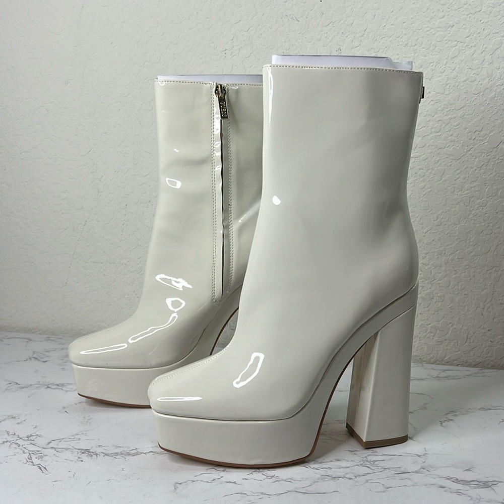 GUESS - White 1-1/2" Platform Cushioned Logo Byra Square Toe Block Heel Size - Picture 4 of 13